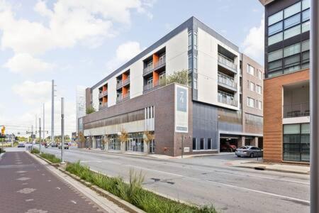 Cozysuites L Trendy 2br, Bottleworks Indy #1 Indianapolis