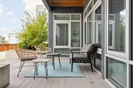 Cozysuites L Trendy 2br, Bottleworks Indy #1
