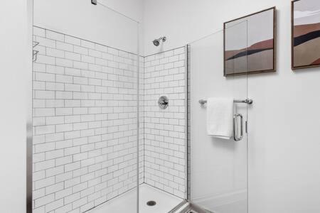 Cozysuites L Trendy 2br, Bottleworks Indy #1 Apartment *