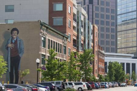 Cozysuites L Trendy 2br, Bottleworks Indy #1 Apartment *