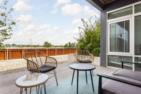 Cozysuites L Trendy 2br, Bottleworks Indy #1 Indianapolis