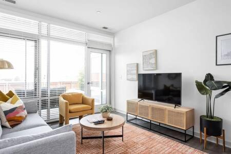 Cozysuites L Trendy 2br, Bottleworks Indy #1 *